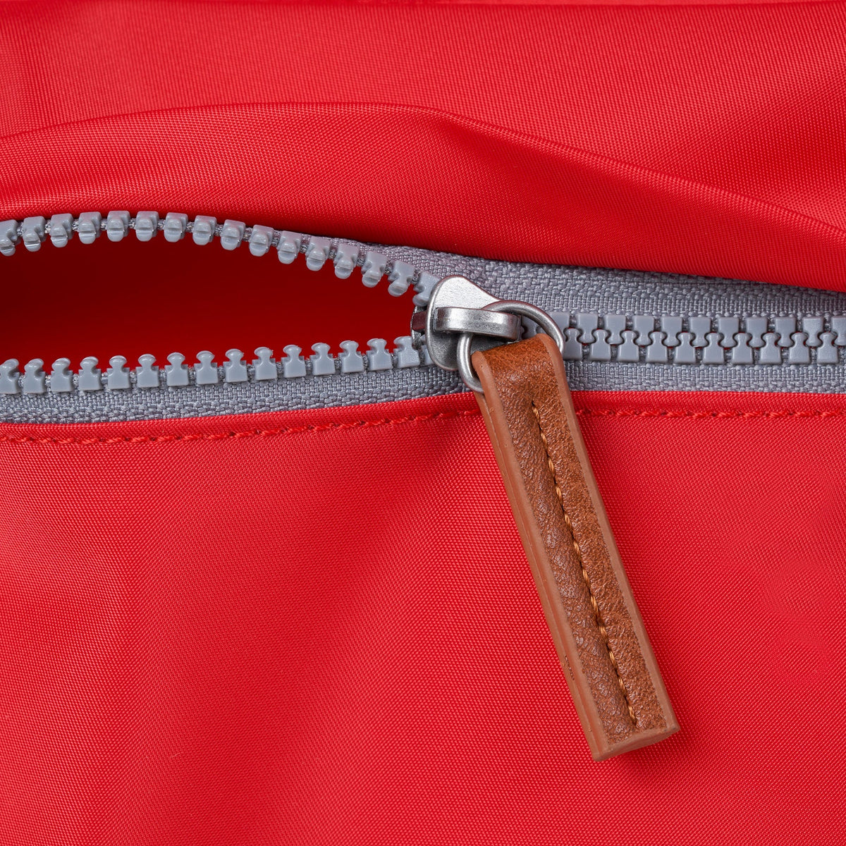 Kennington Crossbody Medium In Chilli Oil