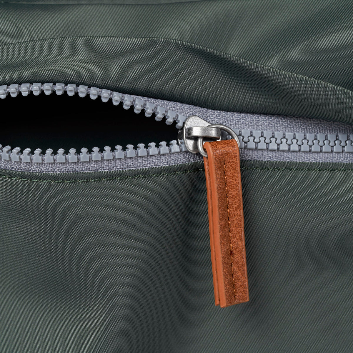Kennington Crossbody Medium In Thyme